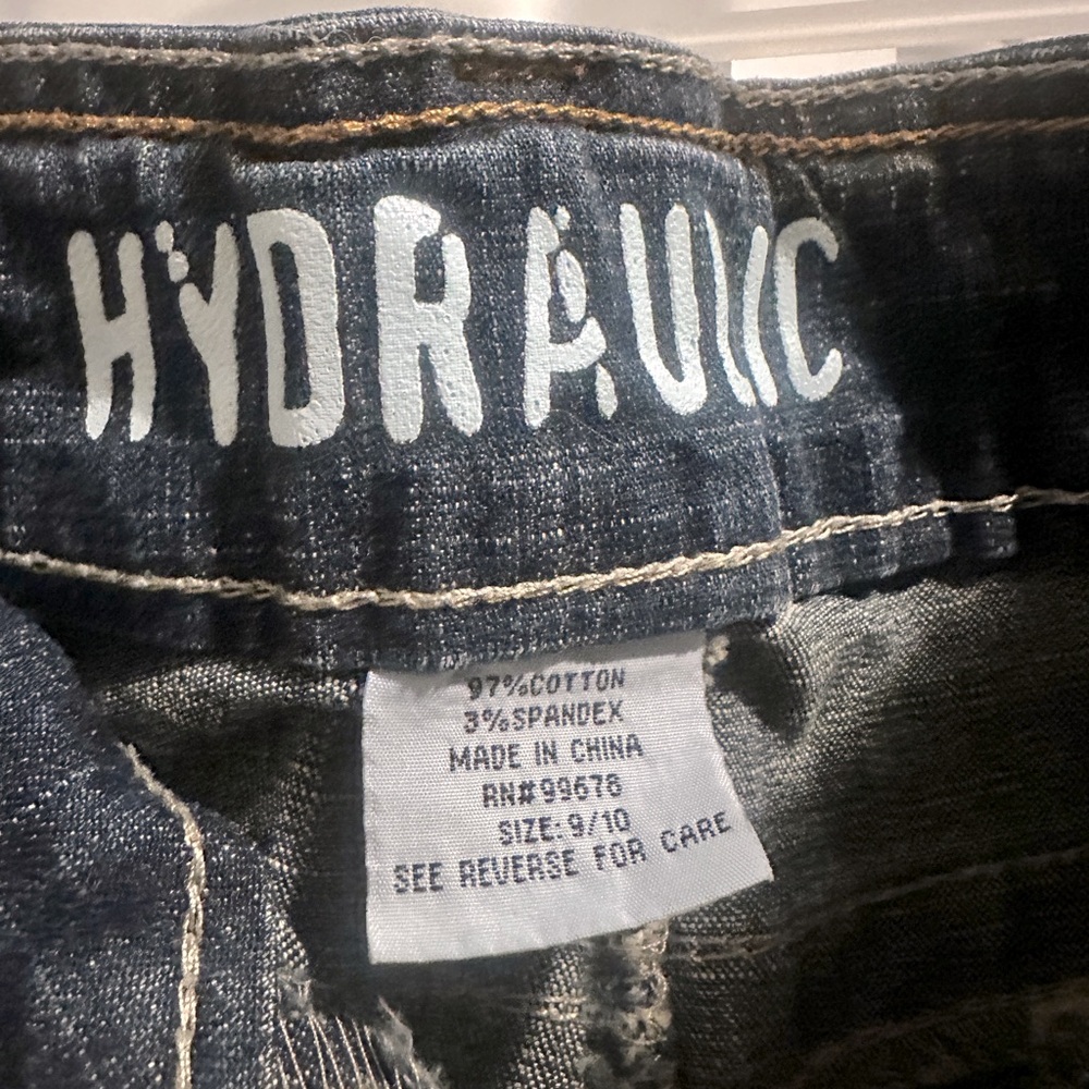 Dark wash Hydraulic Jeans size 9/10. Cute stitching. Barely worn, like new!